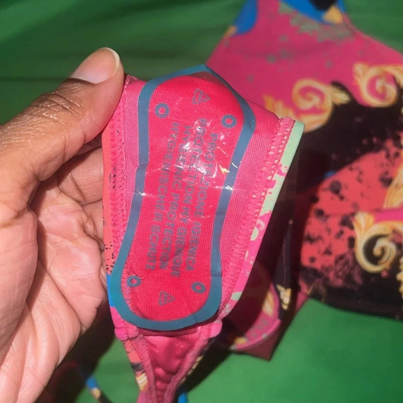 Icon Swimsuit size Medium - Picture 2 of 3